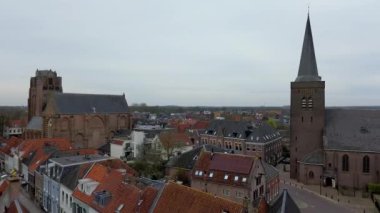 Yukarıdan güzel bir manzara, İHA 'dan turuncuya, fayanslı evler. Hollanda 'nın Wijk bij Duurstede şehrinin en iyi manzarası. Kilisenin çatısı ve sokakları. Şehrin Merkez Meydanı.