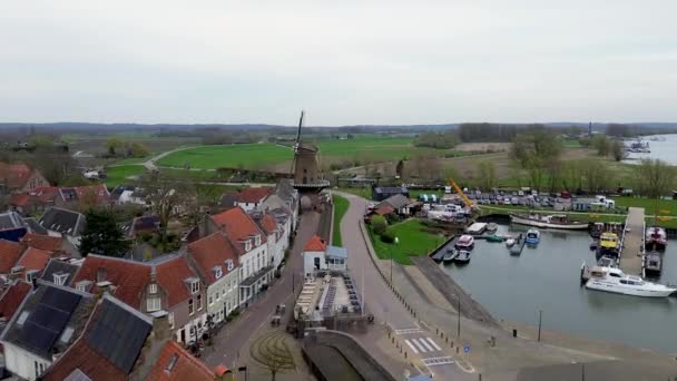 上からの美しい景色 ドローンからオレンジまで 家のタイルの屋根 オランダの都市ウィック デュルステードのトップビュー 多くのヨットやボートが湾に積まれています 美しい風車 — ストック動画