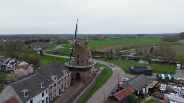 Yukarıdan güzel bir manzara, İHA 'dan turuncuya, fayanslı evler. Hollanda 'nın Wijk bij Duurstede şehrinin en iyi manzarası. Birçok yat ve tekne körfeze demirlemiştir. Güzel yel değirmenleri.