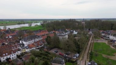 Yukarıdan güzel bir manzara, İHA 'dan turuncuya, fayanslı evler. Hollanda 'nın Wijk bij Duurstede şehrinin en iyi manzarası. Kilisenin çatısı ve sokakları. Şehrin Merkez Meydanı.