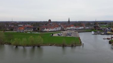 Yukarıdan güzel bir manzara, İHA 'dan turuncuya, fayanslı evler. Hollanda 'nın Wijk bij Duurstede şehrinin en iyi manzarası. Birçok yat ve tekne körfeze demirlemiştir. Güzel yel değirmenleri.