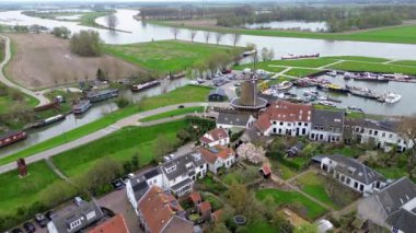 Yukarıdan güzel bir manzara, İHA 'dan turuncuya, fayanslı evler. Hollanda 'nın Wijk bij Duurstede şehrinin en iyi manzarası. Birçok yat ve tekne körfeze demirlemiştir. Güzel yel değirmenleri.