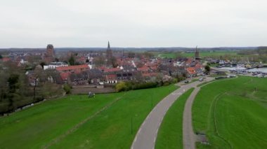 Yukarıdan güzel bir manzara, İHA 'dan turuncuya, fayanslı evler. Hollanda 'nın Wijk bij Duurstede şehrinin en iyi manzarası. Kilisenin çatısı ve sokakları. Şehrin Merkez Meydanı.