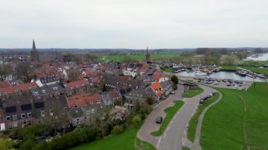 Yukarıdan güzel bir manzara, İHA 'dan turuncuya, fayanslı evler. Hollanda 'nın Wijk bij Duurstede şehrinin en iyi manzarası. Birçok yat ve tekne körfeze demirlemiştir. Güzel yel değirmenleri.