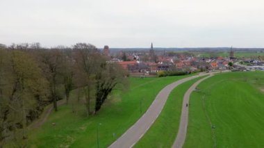 Yukarıdan güzel bir manzara, İHA 'dan turuncuya, fayanslı evler. Hollanda 'nın Wijk bij Duurstede şehrinin en iyi manzarası. Birçok yat ve tekne körfeze demirlemiştir. Güzel yel değirmenleri.