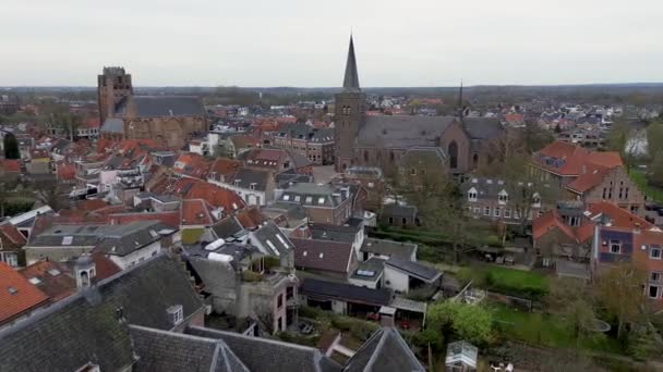 上からの美しい景色 ドローンからオレンジまで 家のタイルの屋根 オランダの都市ウィック デュルステードのトップビュー 教会の通りと屋根 市のセントラルスクエア — ストック動画