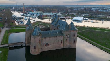 Muiderslot Kalesi 'nin güzel manzarası. Modern Hollanda 'nın en iyi korunmuş ve restore edilmiş ortaçağ şatolarından biri. Muiden 'da yer almaktadır.