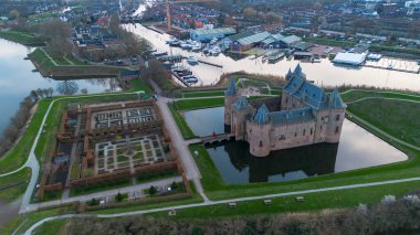 Muiderslot Kalesi 'nin güzel manzarası. Modern Hollanda 'nın en iyi korunmuş ve restore edilmiş ortaçağ şatolarından biri. Muiden 'da yer almaktadır.