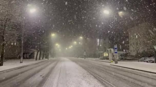 Красивий Сніг Падає Скупчення Падає Безперервно Вся Вулиця Дорога Вкриті — стокове відео