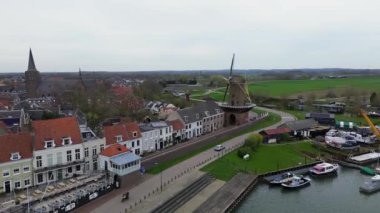 Yukarıdan güzel bir manzara, İHA 'dan turuncuya, fayanslı evler. Hollanda 'nın Wijk bij Duurstede şehrinin en iyi manzarası. Kilisenin çatısı ve sokakları. Güzel yel değirmenleri.