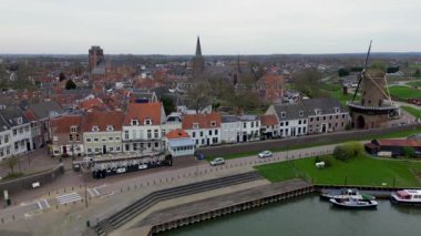 Yukarıdan güzel bir manzara, İHA 'dan turuncuya, fayanslı evler. Hollanda 'nın Wijk bij Duurstede şehrinin en iyi manzarası. Kilisenin çatısı ve sokakları. Güzel yel değirmenleri.