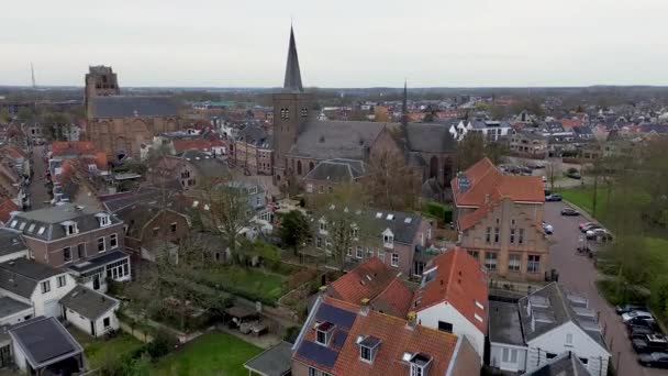 上からの美しい景色 ドローンからオレンジまで 家のタイルの屋根 オランダの都市ウィック デュルステードのトップビュー 教会の通りと屋根 市のセントラルスクエア — ストック動画