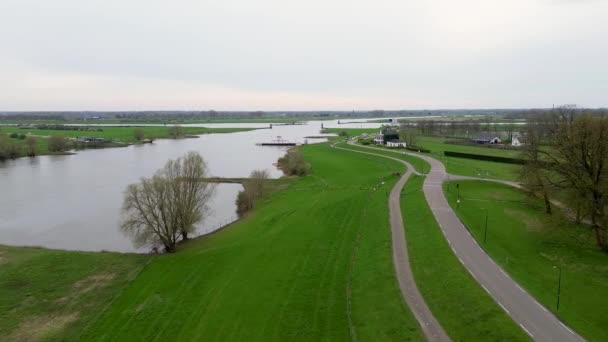 Vacker Vattenkanal Nederländerna Vacker Flod Med Snabb Ström Stranden Täckt — Stockvideo