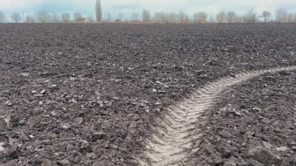 美丽的黑土和可耕地 种植小麦 油菜籽和燕麦之前播种 麦田种植粮食作物前的一块黑土美丽的田野被拖拉机犁平了 — 图库视频影像