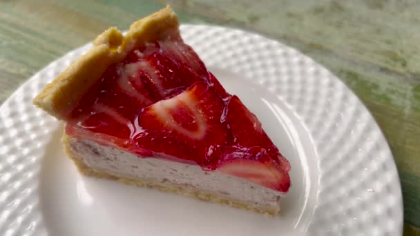 视频中有一个腐烂的芝士蛋糕 上面装饰着光滑的红色果冻 奶油芝士蛋糕和生机勃勃 光滑的覆盆子或草莓明胶的完美组合 — 图库视频影像