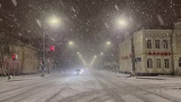 Beautiful Snow Falls Clusters Falls Non Stop Entire Street Roadway — Vídeo de stock
