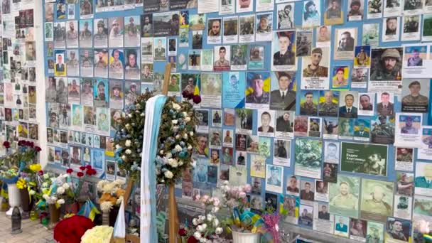 Muro Com Fotografias Militares Policiais Ucranianos Mortos Guerra Das Rússias — Vídeo de Stock