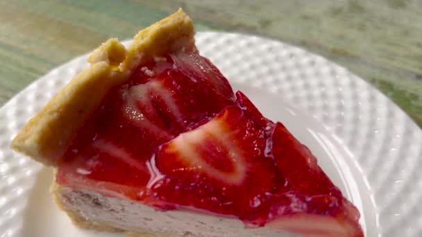 비디오는 토핑으로 장식된 케이크를 특징으로 합니다 케이크와 활기찬 라즈베리 젤라틴의 — 비디오