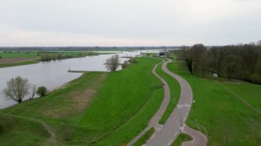 Hollanda 'daki su kanalı çok güzel. Hızlı akıntısı olan güzel bir nehir. Kıyı yeşil çimlerle kaplıdır. Bazen feribotlar görülebilir. Yalnız ağaçlar. Wijk bij Duurstede bölgesinde..
