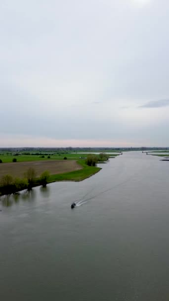 Vacker Vattenkanal Nederländerna Vacker Flod Med Snabb Ström Stranden Täckt — Stockvideo