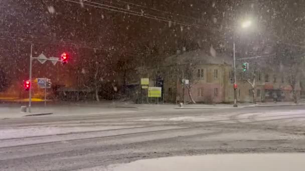 Güzel Kar Kümeler Halinde Düşer Durmadan Yağar Bütün Cadde Yol — Stok video