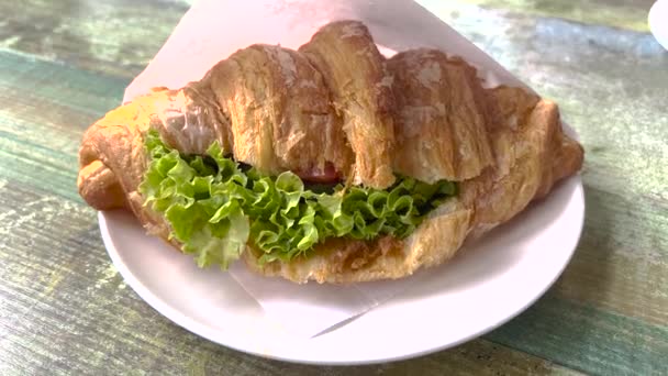 Piękny Widok Góry Rogalika Croissant Białym Talerzu Zielony Stół Liście — Wideo stockowe