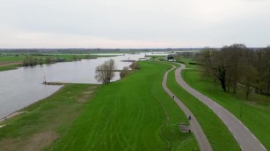 Hollanda 'daki su kanalı çok güzel. Hızlı akıntısı olan güzel bir nehir. Kıyı yeşil çimlerle kaplıdır. Bazen feribotlar görülebilir. Yalnız ağaçlar. Wijk bij Duurstede bölgesinde..