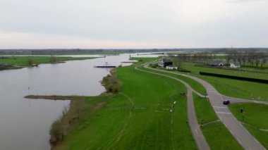 Hollanda 'daki su kanalı çok güzel. Hızlı akıntısı olan güzel bir nehir. Kıyı yeşil çimlerle kaplıdır. Bazen feribotlar görülebilir. Yalnız ağaçlar. Wijk bij Duurstede bölgesinde..