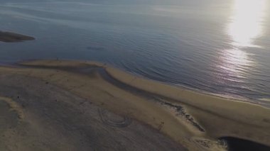 Yazın Katwijk aan Zee sahilinde güzel bir uçuş. İnsanlar deniz kenarında dinleniyor. Turistler için evler. Plaj şemsiyeleri, gezintiler, denizde yüzen insanlar. Hollanda 'da bir plaj. Kuzey Denizi.