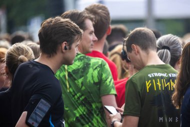 Utrecht, Utrecht bölgesi, Hollanda - 19.05.2024: Sporcular Hollanda 'nın Utrecht kentindeki yıllık maratona hazırlanıyor veya koşuyorlar. Güzel renkli spor kıyafetleri içinde sporcular koşuyor..
