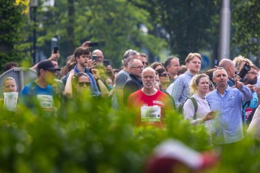 Utrecht, Utrecht bölgesi, Hollanda - 19.05.2024: Hollanda 'nın Utrecht kentindeki yıllık maratonu izleyiciler ve sporcular izliyor. Koşucular ısınıyor ve maratona hazırlanıyor..