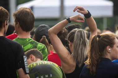 Utrecht, Utrecht bölgesi, Hollanda - 19.05.2024: Sporcular Hollanda 'nın Utrecht kentindeki yıllık maratona hazırlanıyor veya koşuyorlar. Güzel renkli spor kıyafetleri içinde sporcular koşuyor..