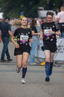 Utrecht, Utrecht bölgesi, Hollanda - 19.05.2024: Sporcular Hollanda 'nın Utrecht kentindeki yıllık maratona hazırlanıyor veya koşuyorlar. Güzel renkli spor kıyafetleri içinde sporcular koşuyor..