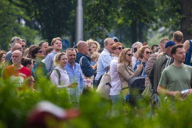 Utrecht, Utrecht bölgesi, Hollanda - 19.05.2024: Hollanda 'nın Utrecht kentindeki yıllık maratonu izleyiciler ve sporcular izliyor. Koşucular ısınıyor ve maratona hazırlanıyor..