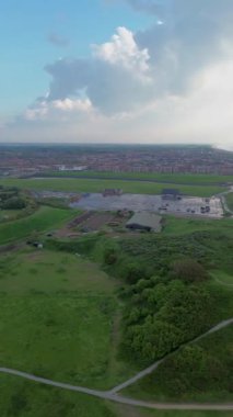Yazın Katwijk aan Zee sahilinde güzel bir uçuş. İnsanlar deniz kenarında dinleniyor. Turistler için evler. Kumsala yakın park ediyorum. Bisiklet yolları. Hollanda 'da bir plaj. Kuzey Denizi.