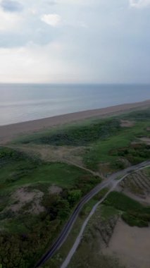Yazın Katwijk aan Zee sahilinde güzel bir uçuş. İnsanlar deniz kenarında dinleniyor. Turistler için evler. Kumsala yakın park ediyorum. Bisiklet yolları. Hollanda 'da bir plaj. Kuzey Denizi.