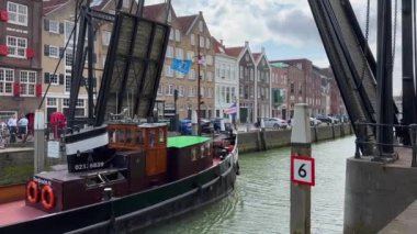 Gemilerin kanaldan geçmesine izin vermek için Dordrecht 'teki köprüyü yükseltmek. Hollanda 'da güzel bir asma köprü. Şehirde güzel bir kanal var. Gemi kanaldan geçiyor..
