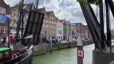Gemilerin kanaldan geçmesine izin vermek için Dordrecht 'teki köprüyü yükseltmek. Hollanda 'da güzel bir asma köprü. Şehirde güzel bir kanal var. Gemi kanaldan geçiyor..