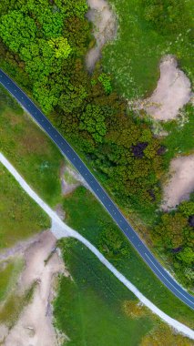 Yukarıdan güzel bir bisiklet yolu çekimi. Bisiklet yolunun üzerinde bir kuadkopter uçurmak. Hollanda sahilinin yakınındaki yeşil çimenler ve çalılar. Kum tepeleri. Yazın kumsalda güzel bir uçuş..