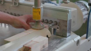 Bir adam atölyede ahşapla çalışır. Tahta kurusıkı ile çalışmak. Bir adam ahşap kurusıkı delikler açıyor. Bir marangoz çalışıyor. Metal atölyesi. Tahtayla çalışmak için makineler.