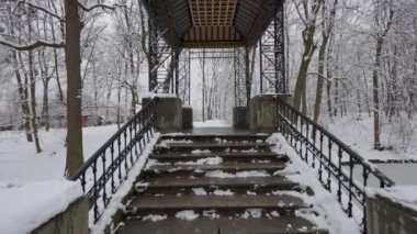 Güzel Çin köprüsü karla kaplı. Kış ormanında güzel bir yürüyüş. Ağaçlar, dallar ve çalılar karda. Her yer kar. Ormandaki yol karla kaplı..
