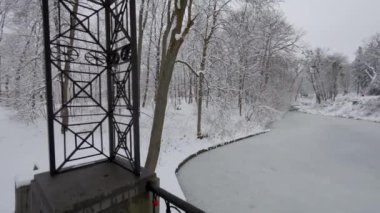 Güzel Çin köprüsü karla kaplı. Kış ormanında güzel bir yürüyüş. Ağaçlar, dallar ve çalılar karda. Her yer kar. Ormandaki yol karla kaplı..