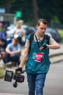 Utrecht, Utrecht bölgesi, Hollanda - 19.05.2024: Mercan yelek ve kırmızı bir 