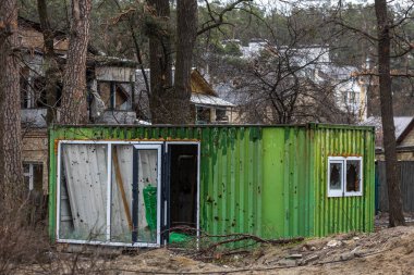 Rus işgalinden sonra Ukrayna şehirleri. Irpen sokaklarında yıkılan binalar. Kırık, kabuklu camlar. Füzeler tarafından vurulduktan sonra binalar.