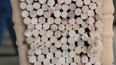 Düzgün istiflenmiş ahşap pervazların yakın plan görüntüsü pürüzsüz dokularını ve doğal ahşap tahıllarını sergiliyor, marangozluk, işçilik veya endüstriyel kullanım için mükemmel..