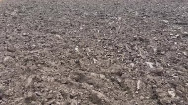 Kaba dokuyu ve kurak koşulları gösteren kuru, çatlamış bir toprak yığını. Tarlada çeşitli tarımsal mahsulleri destekleyecek güzel bir kara toprak. Buğday, mısır, kolza tohumu yetiştirmek için toprak