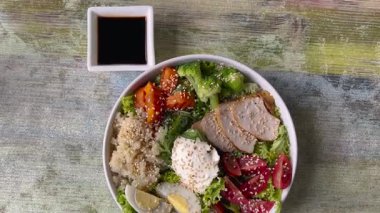 İçinde yulaf lapası, yumurta, doğranmış tavuk parçaları, marul, havuç, domates olan güzel bir kase. Lezzetli ve sağlıklı yiyecekler. Uygun beslenme.