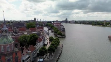 Utrecht, Utrecht bölgesi, Hollanda - 09.06.2025: Kanalları, tarihi evleri, uzak bir katedrali ve geniş bir nehir üzerinde modern bir köprüsü olan büyüleyici bir Hollanda şehrinin havadan görünüşü