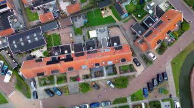 Kırmızı kiremitli çatıları, dar kanalları, bahçeleri ve küçük caddeleri olan bir Hollanda köyünün havadan görünüşü geleneksel ve resimli bir kasabanın yerleşimini gösteriyor..