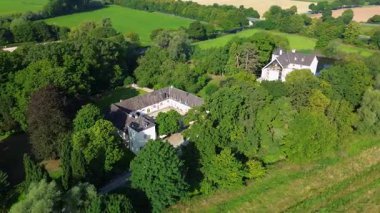 Yeşillik, tarlalar ve ağaçlarla çevrili U şeklinde bir avlusu olan büyüleyici tarihi bir malikane. Mimariyle doğal güzelliği harmanlıyor..